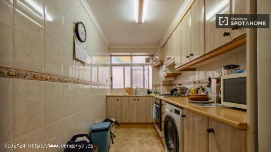 Se alquila habitación en piso de 1 dormitorio en Mislata - VALENCIA