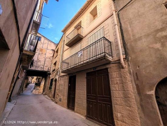 Casa en Horta de Sant Joan de 248 m2 con 4 plantas, bodega, terraza y jardín. - TARRAGONA