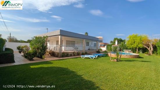 GRAN CHALET EN UNA SOLA PLANTA CON AMPLIO JARDÍN Y PISCINA. ZONA BARBIGUERA. - CASTELLON