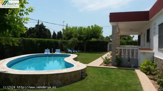 GRAN CHALET EN UNA SOLA PLANTA CON AMPLIO JARDÍN Y PISCINA. ZONA BARBIGUERA. - CASTELLON