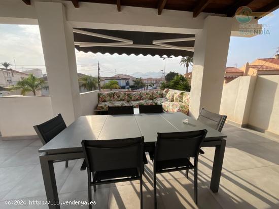 Gran oportunidad! Apartamento con amplia terraza y vistas despejadas a un paso de la playa de Bahía