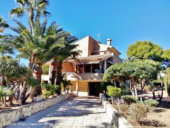 GRAN CHALET EN URB. COBLANCA - ALICANTE