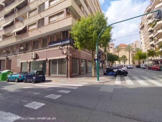 Local céntrico en alquiler, amplia fachada en esquina. - ALICANTE