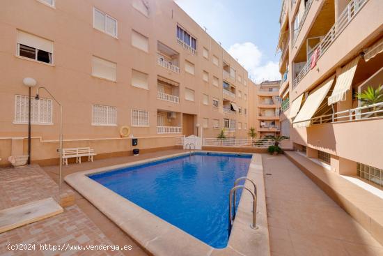  SE VENDE BONITO APARTAMENTO CON PISCINA COMUNITARIA. A TAN SOLO 200M. DEL MAR!!!!! - ALICANTE 