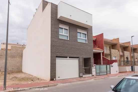 Exclusiva vivienda de 3 plantas, con piscina privada. - MURCIA