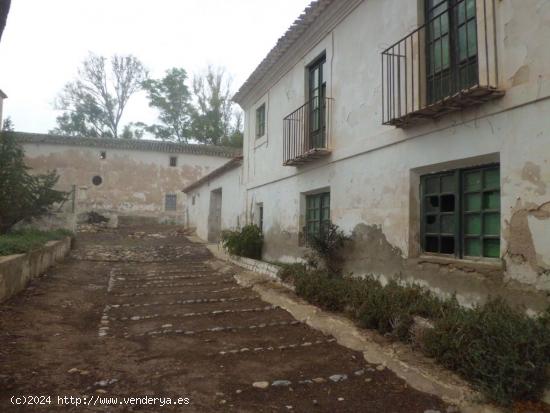 Finca Rústica con Edificaciones Varias - MURCIA