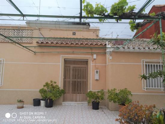 Casa de 150m con 1.800m de terreno, en casco urbano de Lorca. - MURCIA