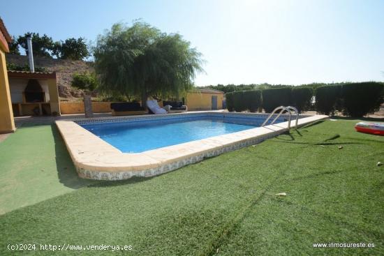 Chalet con parcela en Orihuela zona La Murada. Vivienda de 82 m2. con parcela de 12.700 m2. - ALICAN