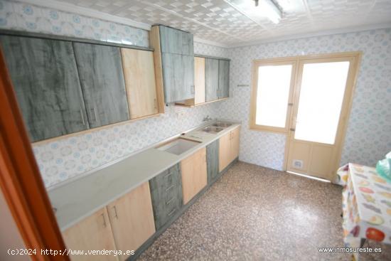 Gran Piso 4 dormitorios + 2 baños en Orihuela, al Este y Sur. Céntrica. Se ve Teatro Circo. Ascens