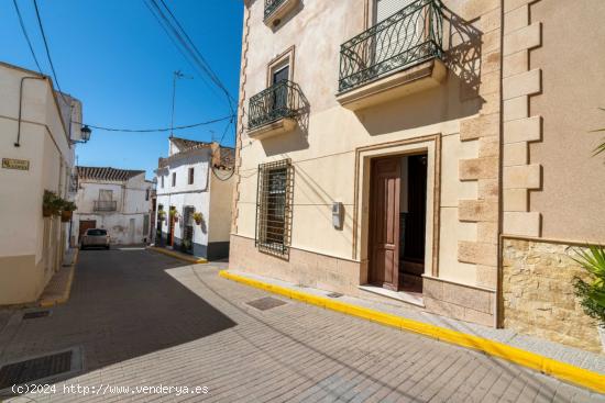 Amplia vivienda histórica en pueblo Sorbas, con 8 habitaciones, 2 baños, 303m2 constr. Patio Andal