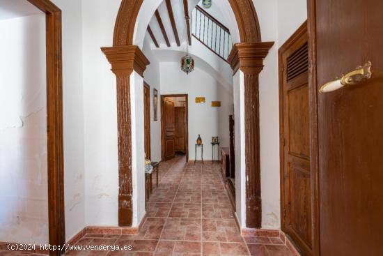 Amplia vivienda histórica en pueblo Sorbas, con 8 habitaciones, 2 baños, 303m2 constr. Patio Andal