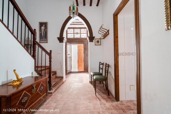 Amplia vivienda histórica en pueblo Sorbas, con 8 habitaciones, 2 baños, 303m2 constr. Patio Andal