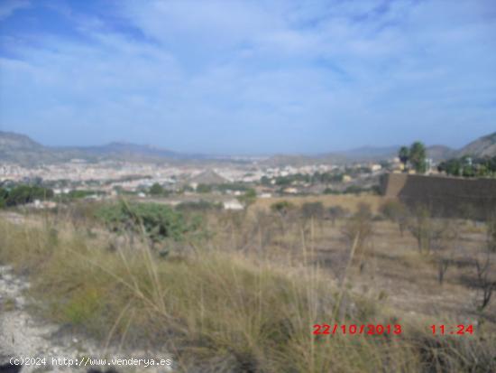 Parcela con vistas espectaculares a Elda y Petrer, poblada de chalets en la parte alta de Salinetas.