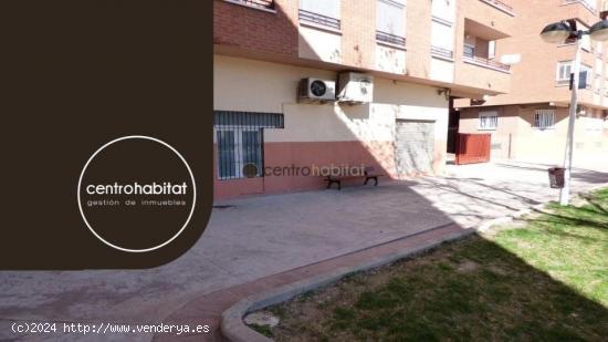  Local de 98 m2 en la zona del parque El Campet de Petrer, con fachada calle principal y a un jardín 