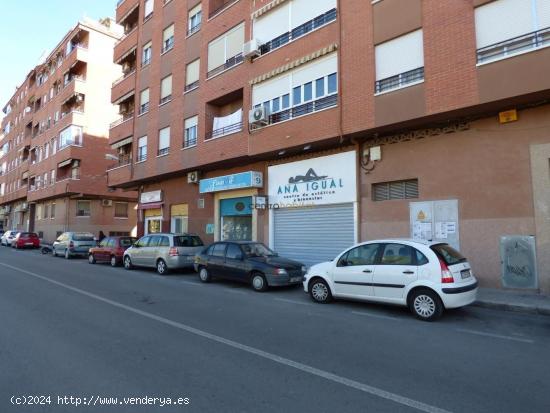 Local de 98 m2 en la zona del parque El Campet de Petrer, con fachada calle principal y a un jardín