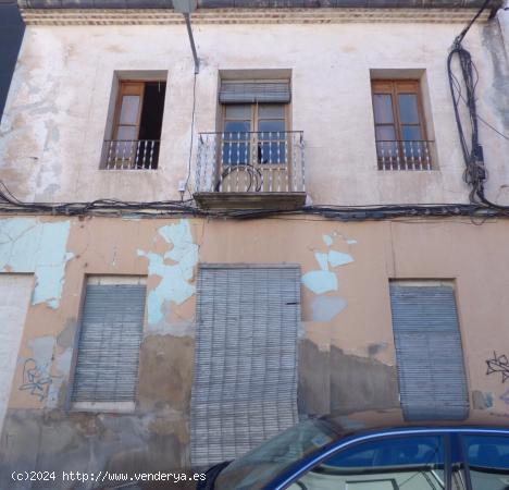  Vivienda de dos plantas para reformar en pleno centro de Elda. 160 m2 por planta, 8 metros de fachad 