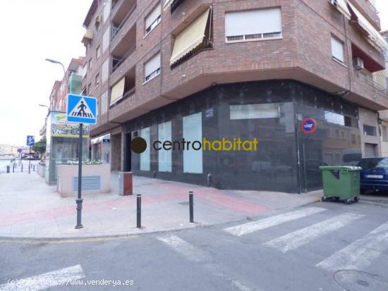 LOCAL EN ESQUINA DE 150 M2 EN GRAN AVENIDA CON GRANDES ESCAPARATES, DIVIDIDO EN VARIAS ESTANCIAS. - 