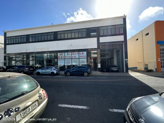 Edificio con elementos de nave, otros anexos y oficinas , en alquiler - LAS PALMAS