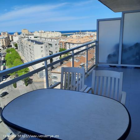 Apartamento vacacional 2 dorm. con piscina, tenis, gimnasio, terraza, comedor, cocina 2 baños, A.A.