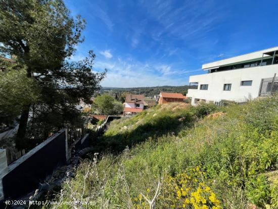 SOLAR CON PROYECTO A 1 MINUTO DEL PUEBLO - BARCELONA