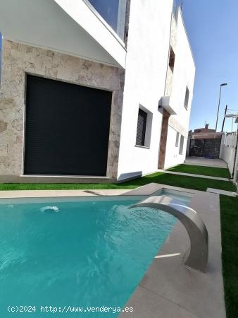 VILLA A ORILLAS DE LA PLAYA DE LA MATA – TORREVIEJA! - ALICANTE