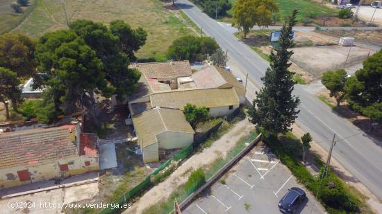 FINCA COMPUESTA DE VIVIENDA PRINCIPAL DE 197², DOS VIVIENDAS ADOSADAS Y 4.500 ² DE TERRENO - MURCI