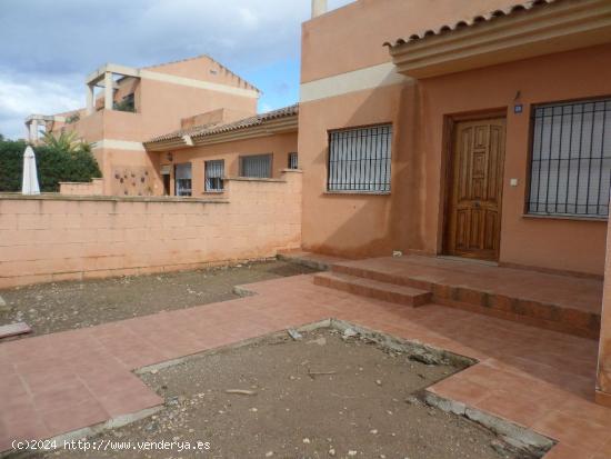  Vivienda con cochera de 3 dormitorios, 2 baños, jardín, patio y piscina comunitaria - MURCIA 