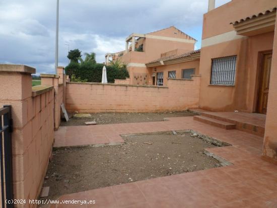 Vivienda con cochera de 3 dormitorios, 2 baños, jardín, patio y piscina comunitaria - MURCIA