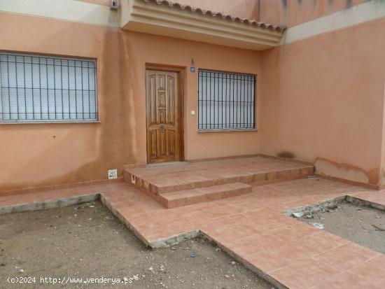 Vivienda con cochera de 3 dormitorios, 2 baños, jardín, patio y piscina comunitaria - MURCIA