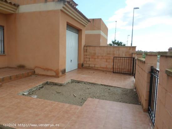 Vivienda con cochera de 3 dormitorios, 2 baños, jardín, patio y piscina comunitaria - MURCIA