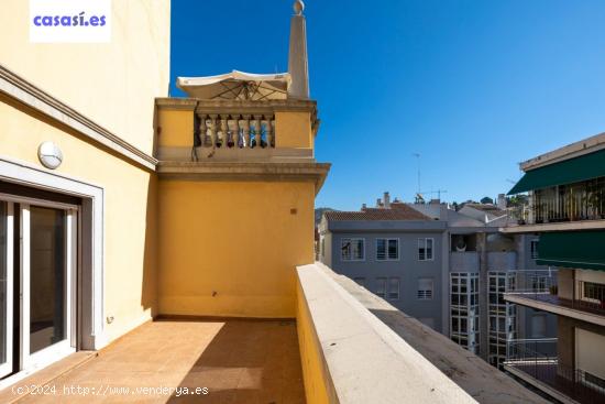 Semiatico con terraza en la Calle Ángel Ganivet - GRANADA