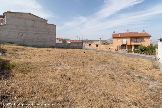 Otura. Magnífico solar urbano con 600 m/2 en el centro del pueblo. Calle Vicente Alexandre. - GRANA