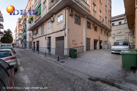 ATENCIÓN INVERSORES!!!!!  Gran Local en planta baja en Calle Santiago. - GRANADA