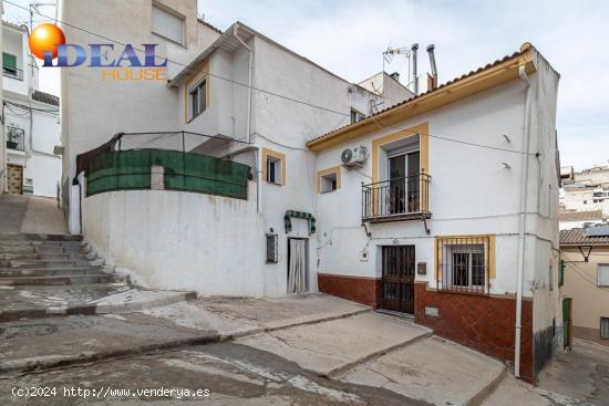 Bonita casa con 3 habitaciones, 2 baños, salón y patio situada en pleno centro de Colomera. - GRAN