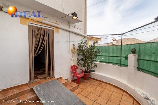 Bonita casa con 3 habitaciones, 2 baños, salón y patio situada en pleno centro de Colomera. - GRAN