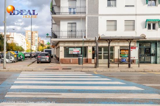  Localazo en esquina con mas de 30 de fachada. Avd de Dilar junto ambulatorio del Zaidín - GRANADA 