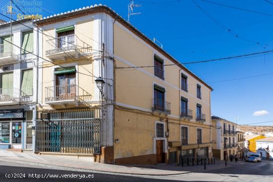 Espectacular edificio a 3 calles con vivienda y locales comerciales en pleno centro de Alhama de Gr 