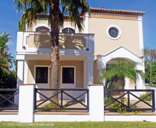 Precioso chalet de 6 dormitorios a 600m de la playa - MALAGA