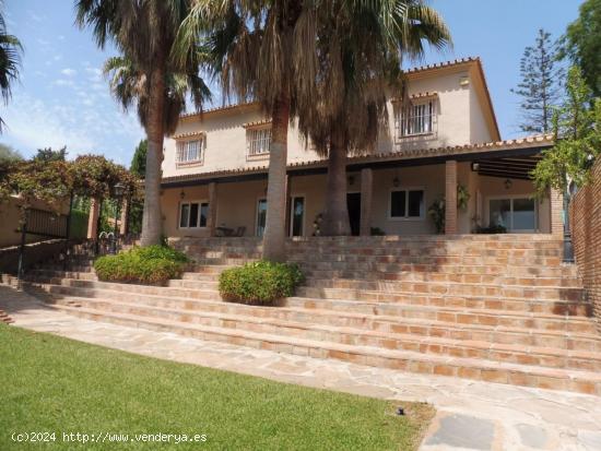  Villa de Lujo de 5 dormitorios en La Carihuela, Torremolinos - MALAGA 