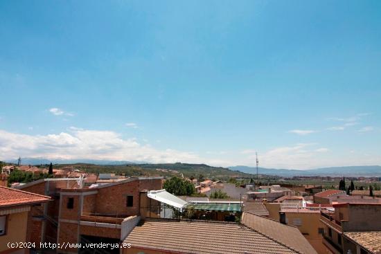 Solar en el centro de Jun, Urbano, dando a dos calles, zona sin ruidos, con todos los comercios a do