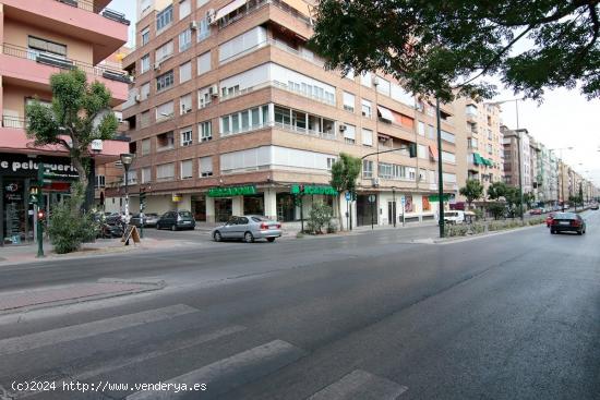  Local comercial junto hipercor - GRANADA 