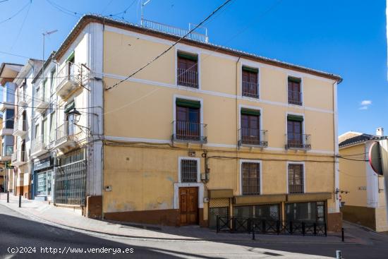 Espectacular edificio a 3 calles con vivienda y locales comerciales en pleno centro de Alhama de Gr 