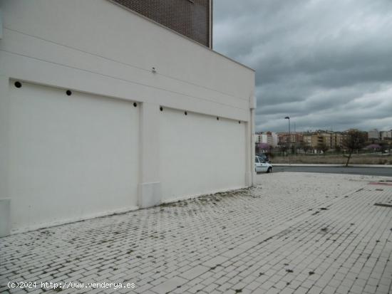  LOCAL COMERCIAL EN LA ZONA DE UNIVERSIDAD - AVILA 