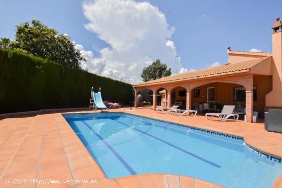  Chalet en Ogijares zona Loma Linda con 1080m de parcela y dos viviendas construidas en planta baja.  