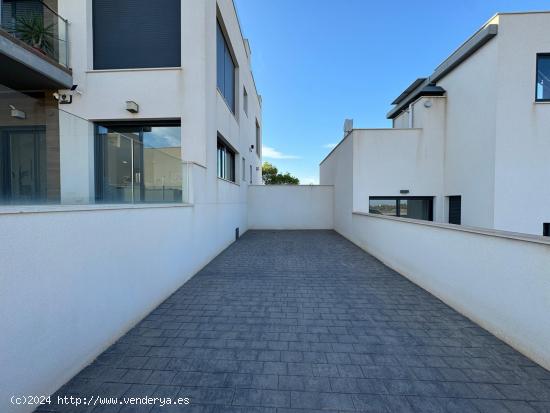 BUNGALOW PLANTA CON PARCELA DE 380 M2 Y PISCINA PRIVADA. PARKING. 2 DORM. 2 BAÑOS. 100 M2 - ALICANT