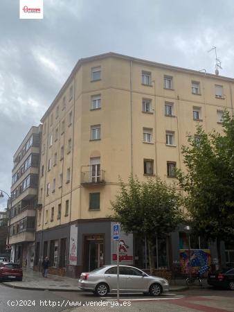  En Burgos. C/ Briviesca. Se vende estupendo piso reformado de tres habt, ascensor cota cero. - BURGO 