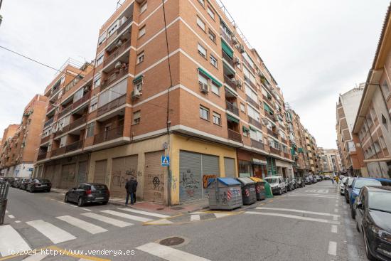 Piso de 4 Dormitorios, 2 baños. Calefacción y Garaje Junto al Hipercor! - GRANADA