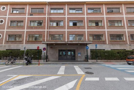 Piso de 4 Dormitorios, 2 baños. Calefacción y Garaje Junto al Hipercor! - GRANADA