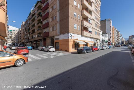 Piso de 4 Dormitorios, 2 baños. Calefacción y Garaje Junto al Hipercor! - GRANADA