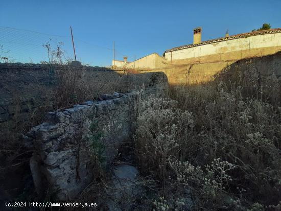 Nave con patio para reformar en Malpartida de Cáceres - CACERES